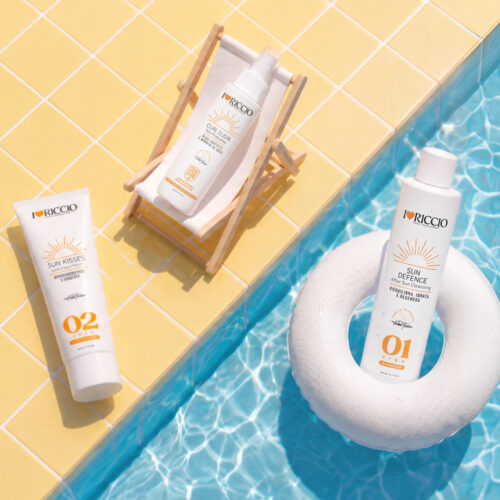 <b>Proteggi e<br>idrata i tuoi ricci</b><br>anche sotto il sole
